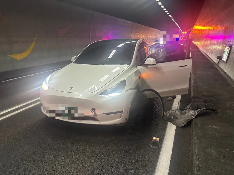 強大衝擊力導致特斯拉出現明顯損傷。翻攝照片