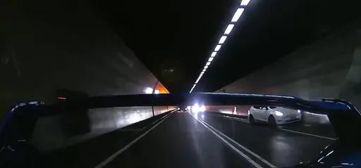 疑撿東西釀禍!特斯拉衝出車道雪隧內「撞牆」 驚悚瞬間曝光