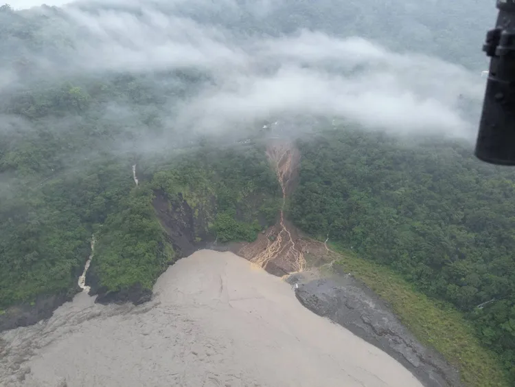 六龜區南橫公路台20線81.1公里處重大坍方釀1家5口墜谷。翻攝畫面