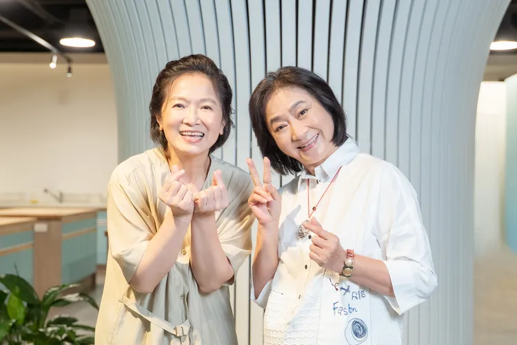 楊麗音（右）和謝瓊煖兩為同門都是實力派演員。大愛提供