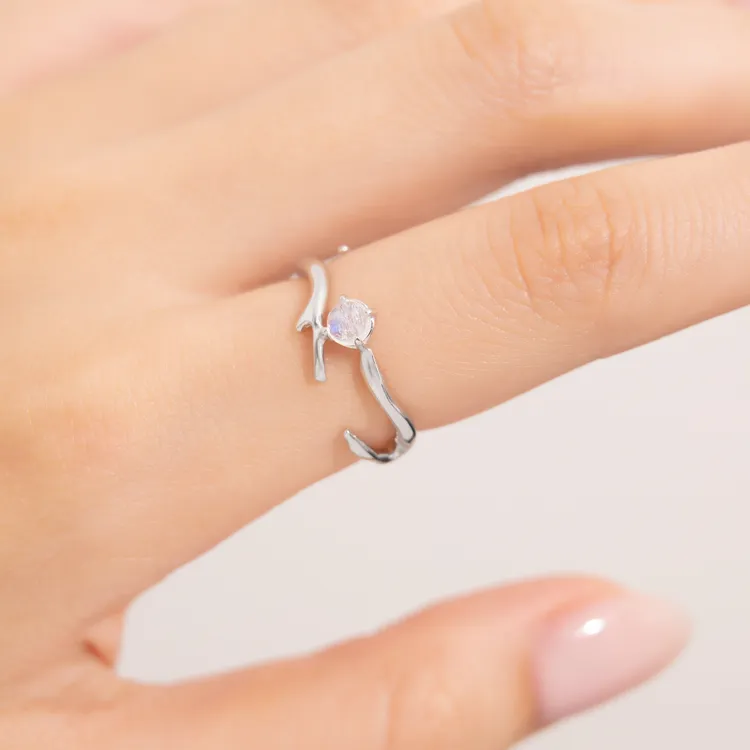 Olivia Yao Freja樹枝月光石純銀戒指，4580元。品牌提供