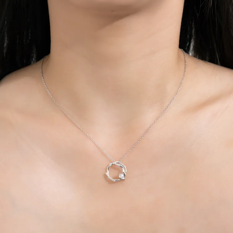 Olivia Yao Laurier迷你枝枒月光石925純銀項鍊，4850元。品牌提供