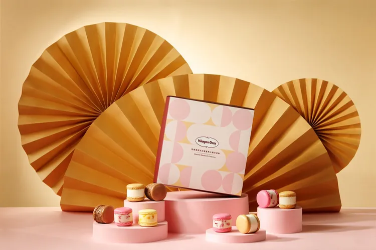 優雅粉嫩的「法式盛宴馬卡龍冰淇淋禮盒」適合擁有法式浪漫的女孩，馬卡龍與滑順冰淇淋交織的細膩甜蜜，為中秋團聚時刻增添一抹浪漫光輝。業者提供