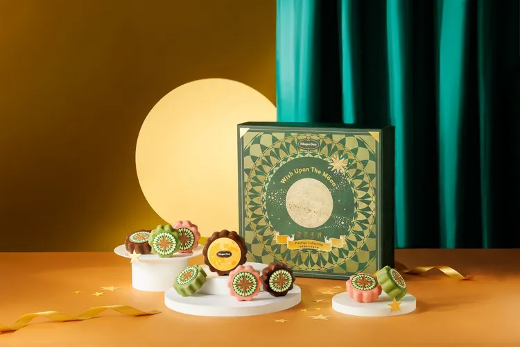 「煥月星輝冰淇淋月餅禮盒」中的月亮款冰淇淋月餅，以雙層冰淇淋內餡加上黑櫻桃餡夾心，多層次享受為味蕾捎來層層驚喜。業者提供