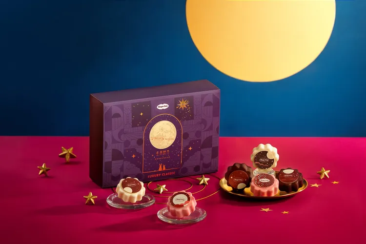 中秋優雅氣質首推「星辰映月冰淇淋月餅禮盒」，包含6款以人氣口味冰淇淋與精緻造型設計巧克力牌打造的月餅。業者提供