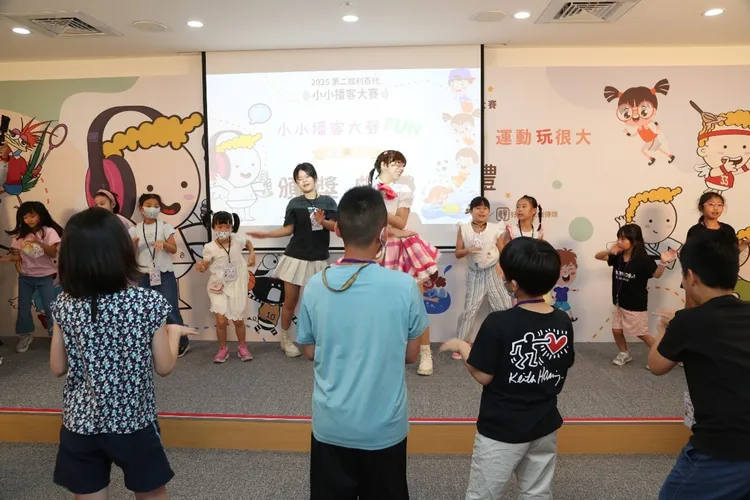 ▲蕎蕎姐姐帶動唱表演，帶領小朋友盡情跳舞，現場笑聲不斷。