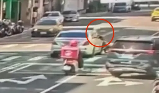 北市宾士车闯路口撞翻机车辩「黄灯」 警调监视器打脸还揪出「违规上路」