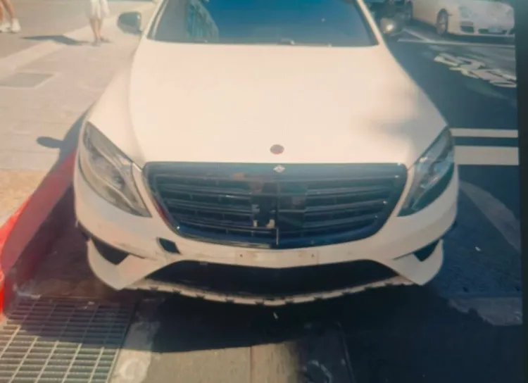 彭姓男子所駕駛賓士車闖紅燈肇事，又被查出車牌遭註銷，車輛當場遭扣。翻攝畫面