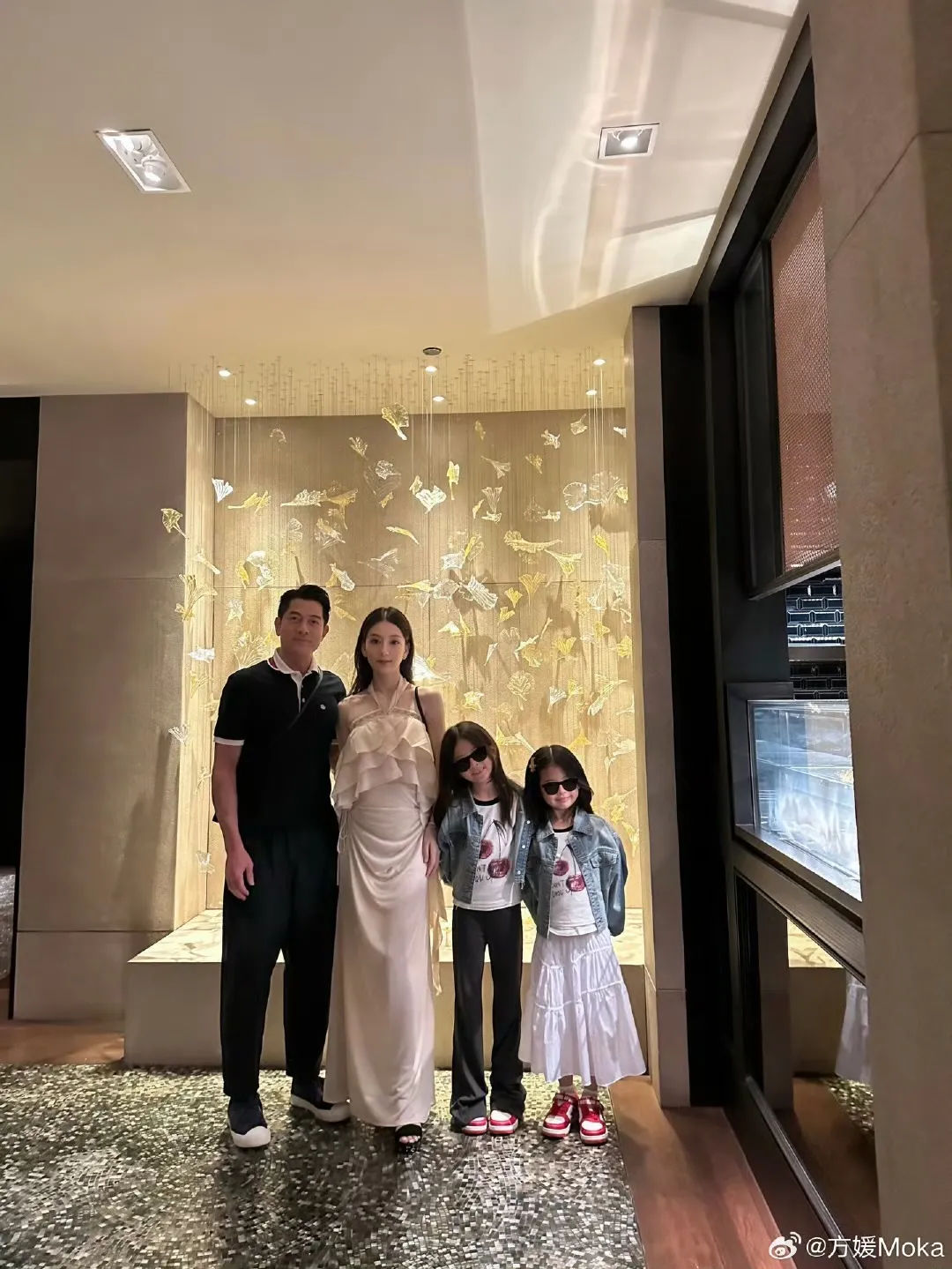郭富城(左)将喜迎三宝,老婆方媛挺孕肚依旧美翻。摘自微博
