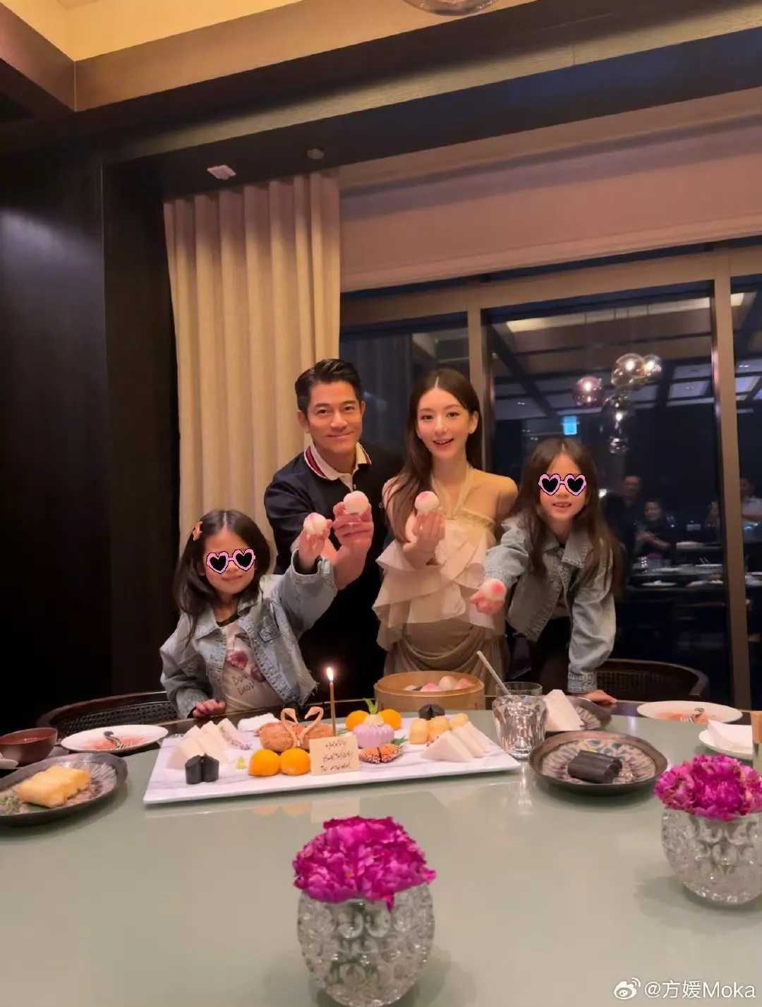 郭富城(左2)结婚8年,家庭幸福美满。摘自微博
