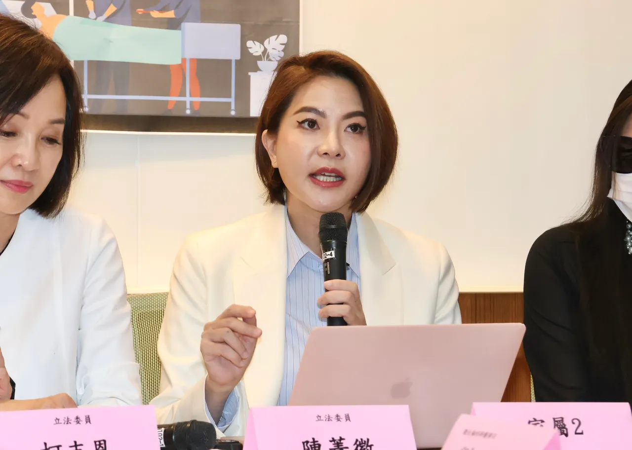 「网红医减重手术10天2死 主管机关没人管?」记者会 立委陈菁徽。庄宗达摄