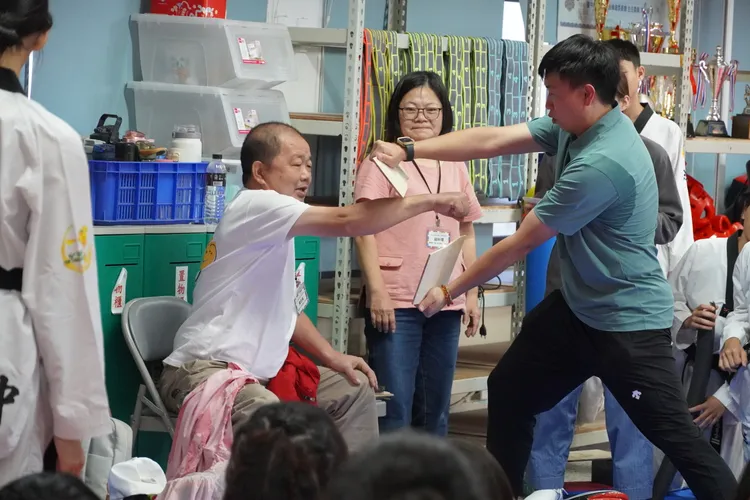 在嘉里跆拳道教練與學員陪伴下，病友們親身參與擊板體驗，感受突破自我的成就感，展現勇敢與力量。林思宏X5醫師慈善基金會提供