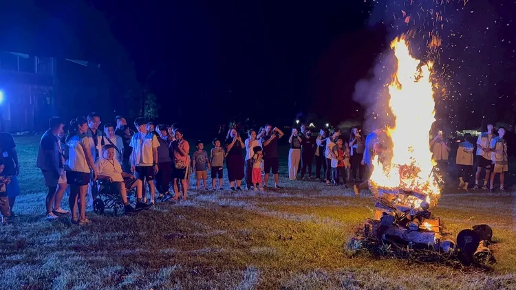 活動第二晚舉辦的營火晚會，病友、家屬、志工齊聚一堂，伴隨火光與歌聲，分享彼此故事，在花蓮夜空下留下溫暖回憶。林思宏X5醫師慈善基金會提供