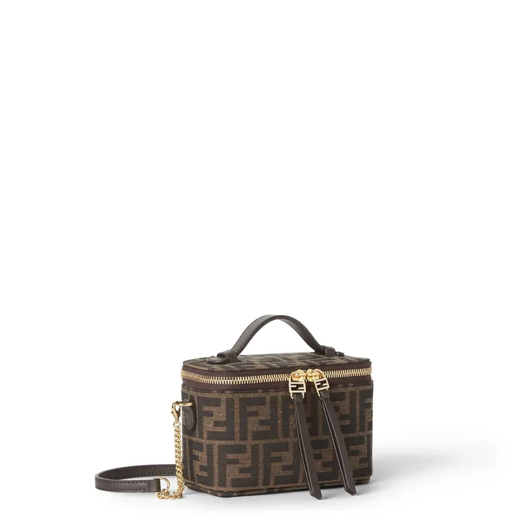 FENDI Vanity菸草棕FF提花布料。品牌提供