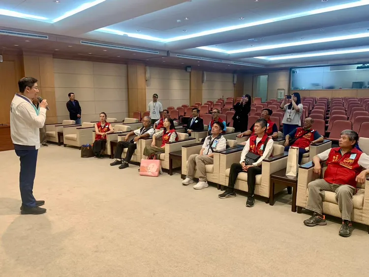 立委張智倫介紹立院生態與環境，讓外縣市記者團體參訪時更能融入。協會提供