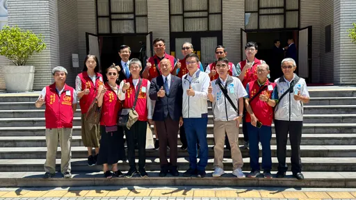 2記協參訪立法院旁聽議事巧見卓榮泰 韓國瑜質詢空檔合影留念