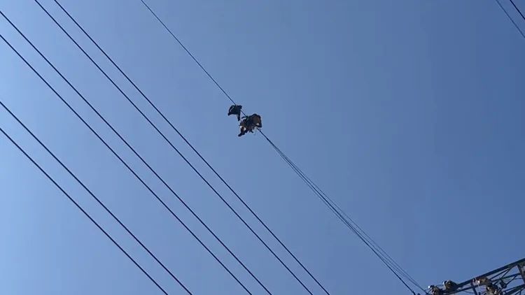 特搜人員接觸到男子確認已經死亡，再想辦法將遺體解下。翻攝畫面