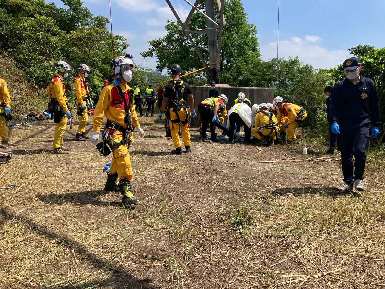 男子遗体已于上午10时顺利下放至地面。翻摄画面