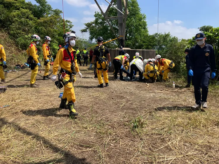 男子遺體已於上午10時順利下放至地面。翻攝畫面