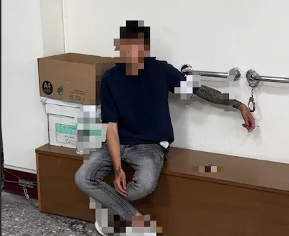 柯男左手刺青都沒遮，直接當包手書記官詐取款。翻攝畫面