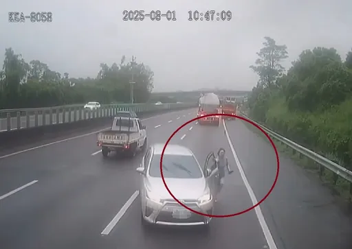 超扯!國道無人車逆向滑走 「女駕駛拉著車門跑」影片驚呆眾人