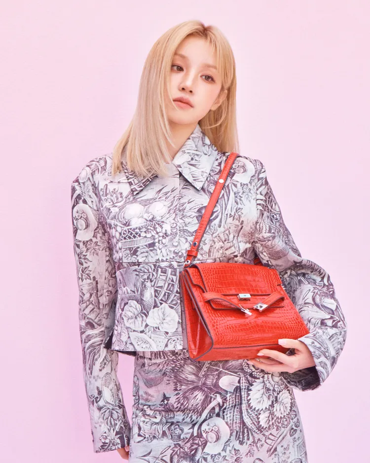 宋雨琦以印花套裝配上紅色皮革的LEE RADZIWILL軟皮肩背包。品牌提供