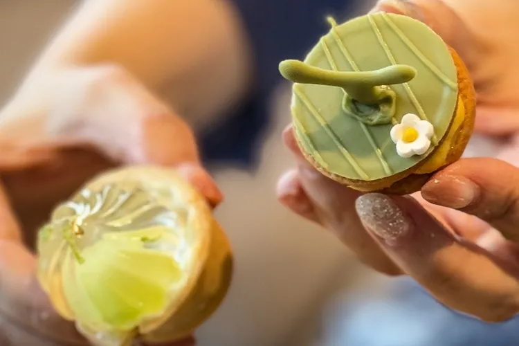 「山形縣庄內產哈密瓜下午茶」除了哈密瓜外、還使用包種茶融合卡士達設計出中西平衡的包種茶塔，還有麝香葡萄慕斯清爽滑順。JR東日本大飯店台北提供