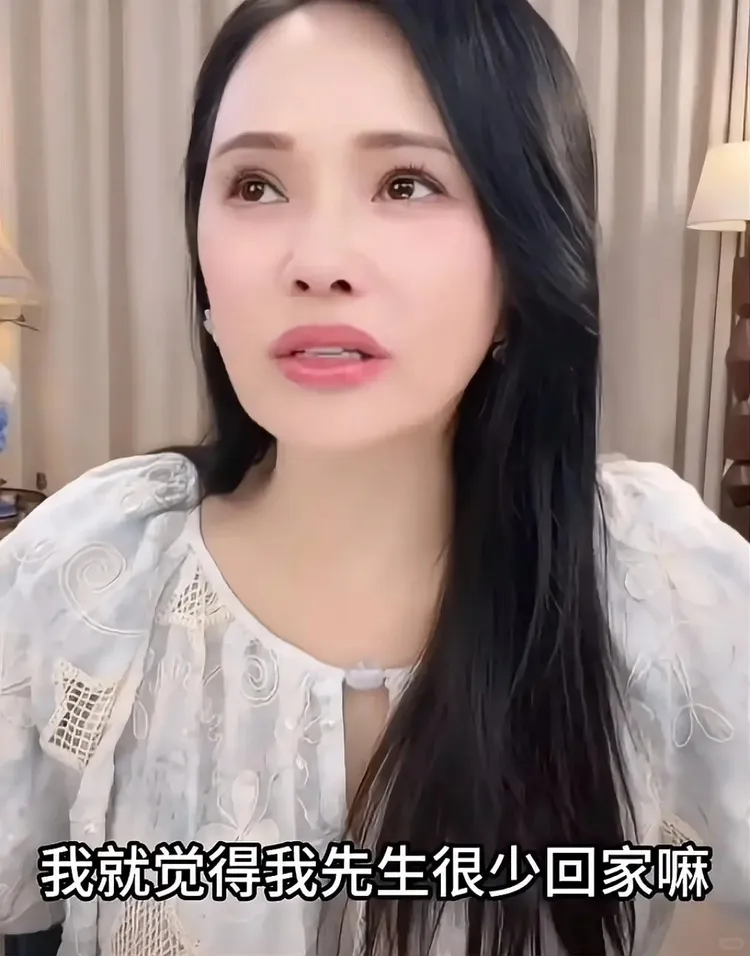 伊能靜直播時嬌嗔自己是戀愛腦，覺得老公很少回家。翻攝真不想剪頭髮微博