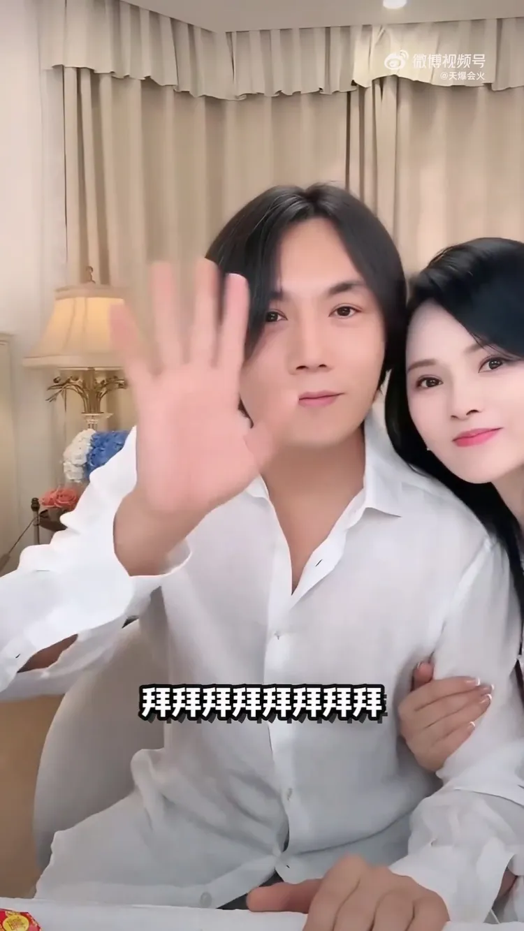 秦昊（左）現身幫老婆伊能靜帶貨。翻攝天爆會火微博