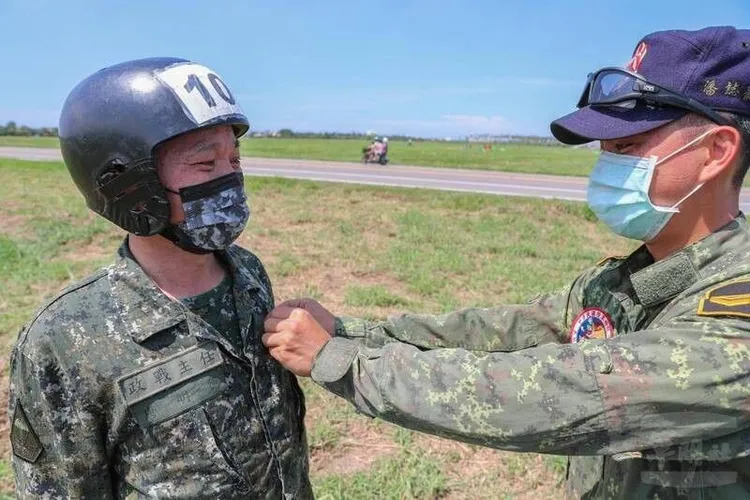 唐明德(左)被爆家醜，指其在母親生前未奉養，在亡母生後竟爭家產，告外甥女侵吞母親存款。圖取自軍聞社