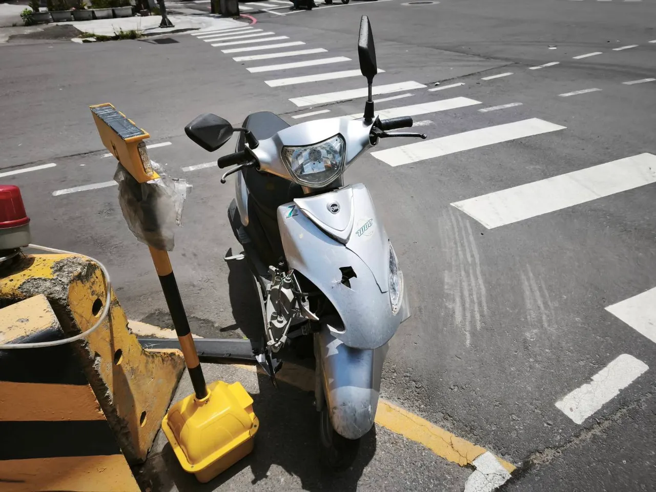洪男所騎乘機車受損嚴重。翻攝畫面
