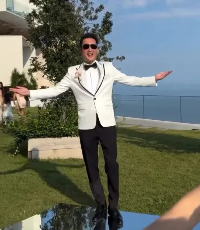 林千又老公展開雙手任親友拍照。翻攝林又千IG