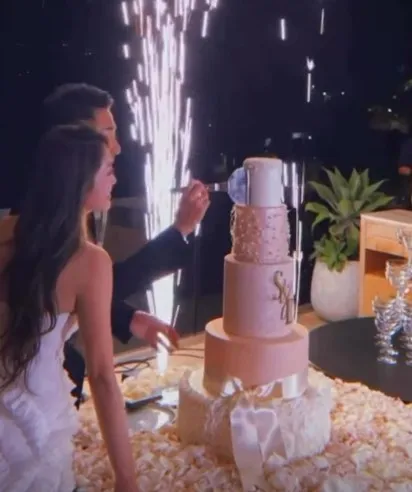 新人在煙火下切結婚蛋糕。翻攝林千又IG