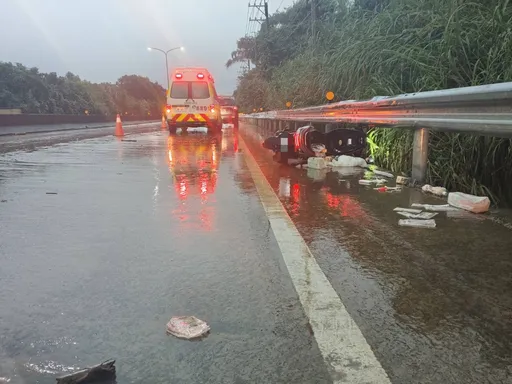 機車倒旗山台29線護欄旁卻不見人 路過民眾嚇報案