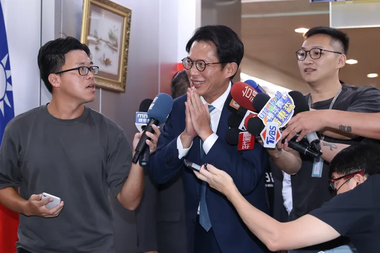 後會黃國昌以另有行程、不受訪為由，快速搭電梯離去。彭欣偉攝