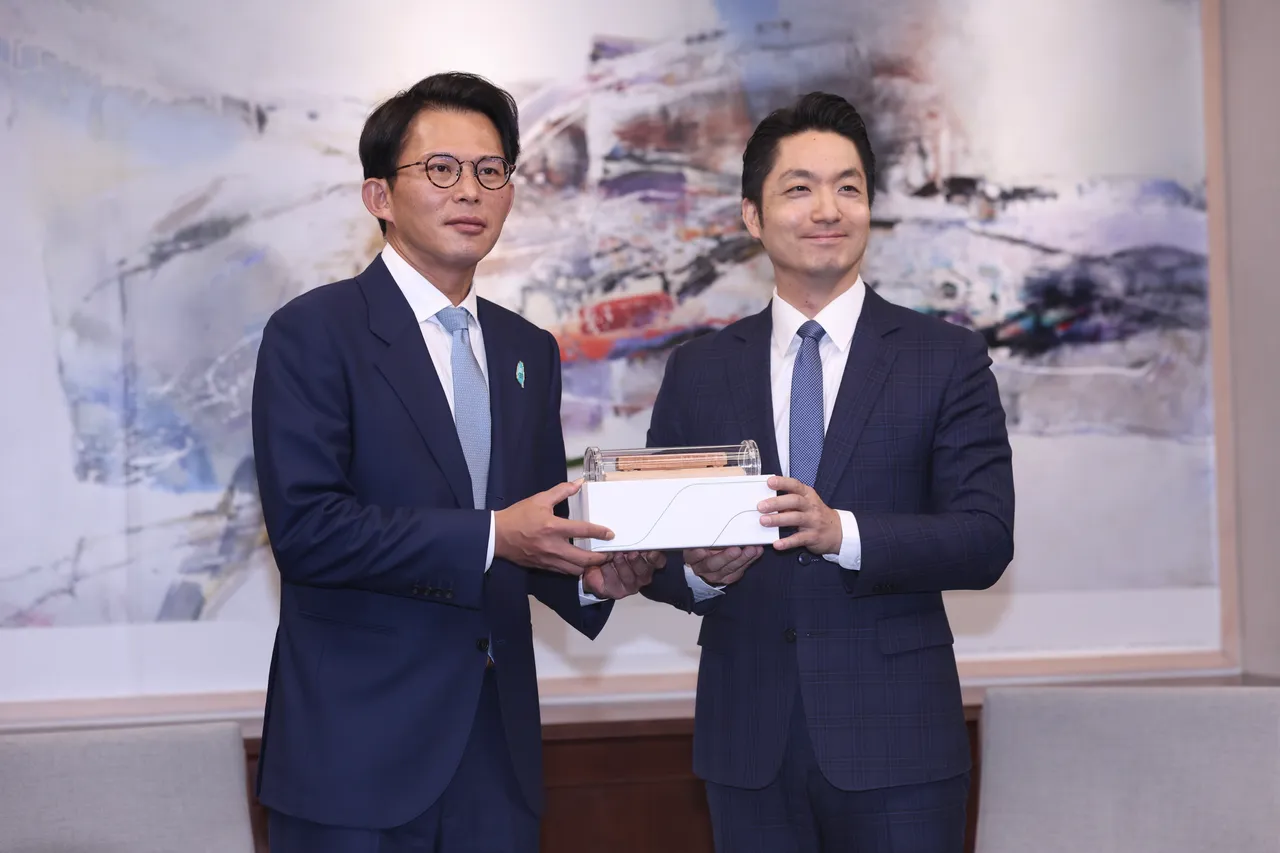 蔣萬安回贈捷運禮盒,與黃國昌共談核三延役。彭欣偉攝