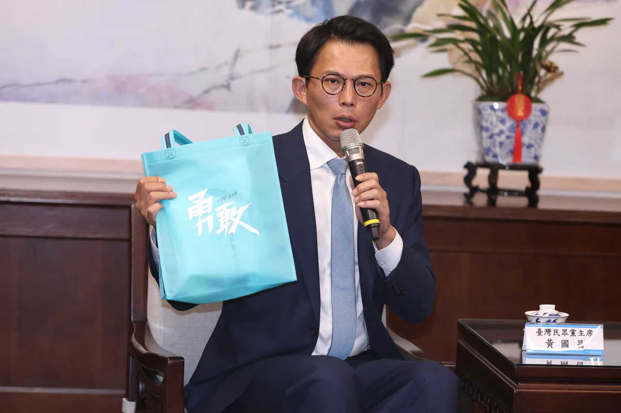 黃國昌送上「勇氣」T恤拱蔣萬安秀6塊肌,惹得現場笑聲連連。彭欣偉攝