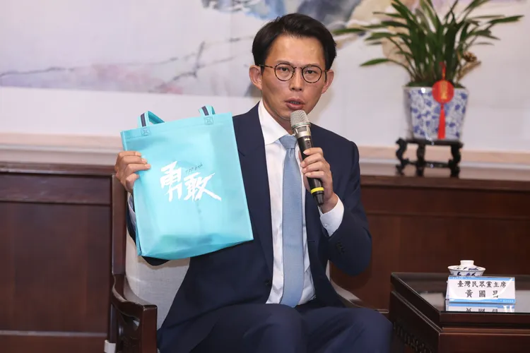 黃國昌送上「勇氣」T恤拱蔣萬安秀6塊肌，惹得現場笑聲連連。彭欣偉攝