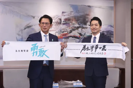 黃國昌送小草T恤拱「秀6塊肌」 蔣萬安笑場4字回應