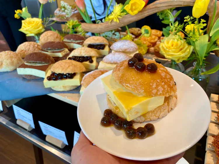 「芒果珍珠蜜瓜包」另附珍珠醬可帶回家要品嚐時再淋上。莊偉祺攝