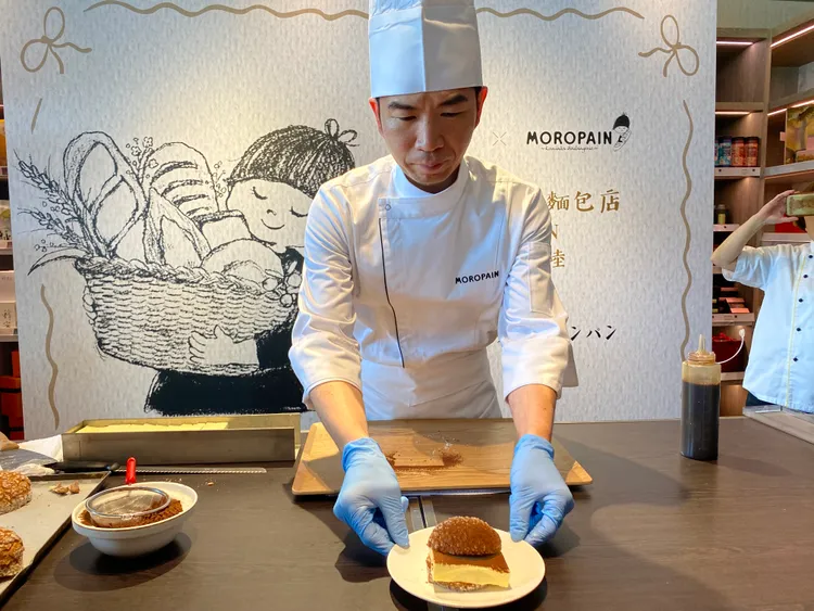 日本主廚諸永裕士現場製作「提拉米蘇蜜瓜包」。莊偉祺攝