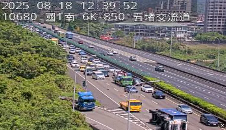 受本起事故影響，國道1號南下路段一度回堵。翻攝照片