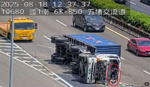 疑过弯失控!货柜车侧翻横躺国道 驾驶急钻挡风玻璃逃生