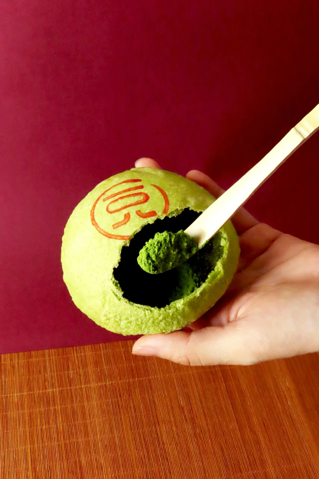 旧来发联名一〇八抹茶茶廊推出台南限定「宇治抹茶椪饼」。业者提供