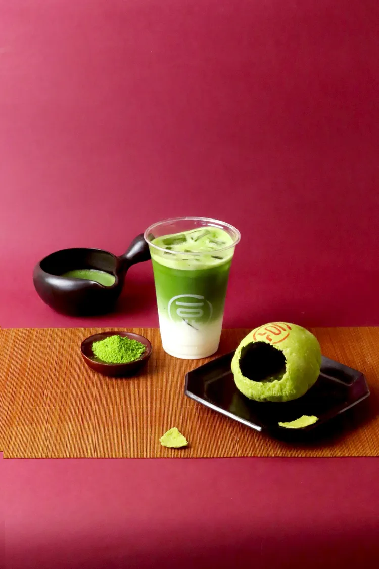 一〇八抹茶茶廊新光三越小北門店限定椪餅拿鐵套餐。業者提供