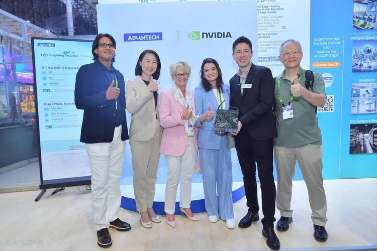 研華智能系統事業群總經理蔡淑妍(左二)與黃仁勳妻女手持NVIDIA Jetson Thor合影。研華提供