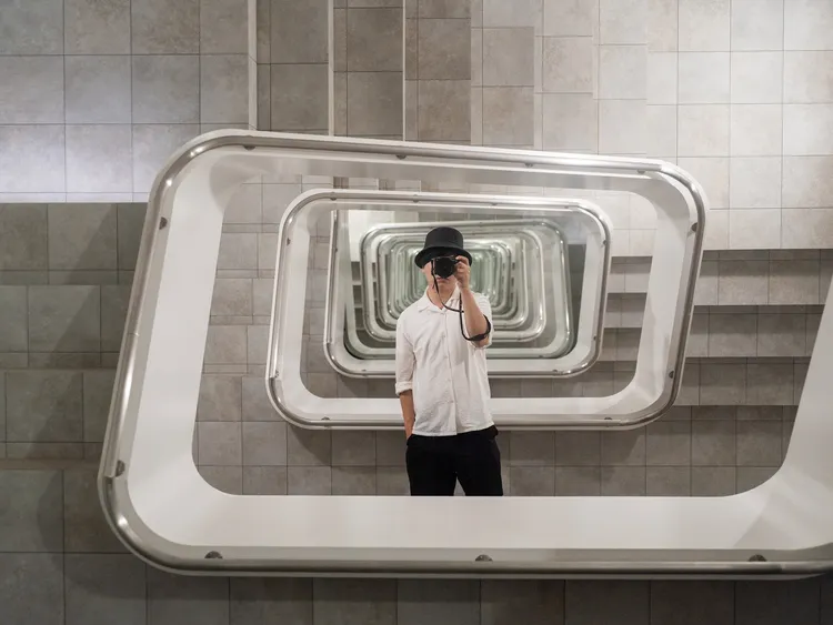 「KAMU Center」展出阿根廷藝術家Leandro Erlich著名的鏡像裝置《無限階梯》。業者提供