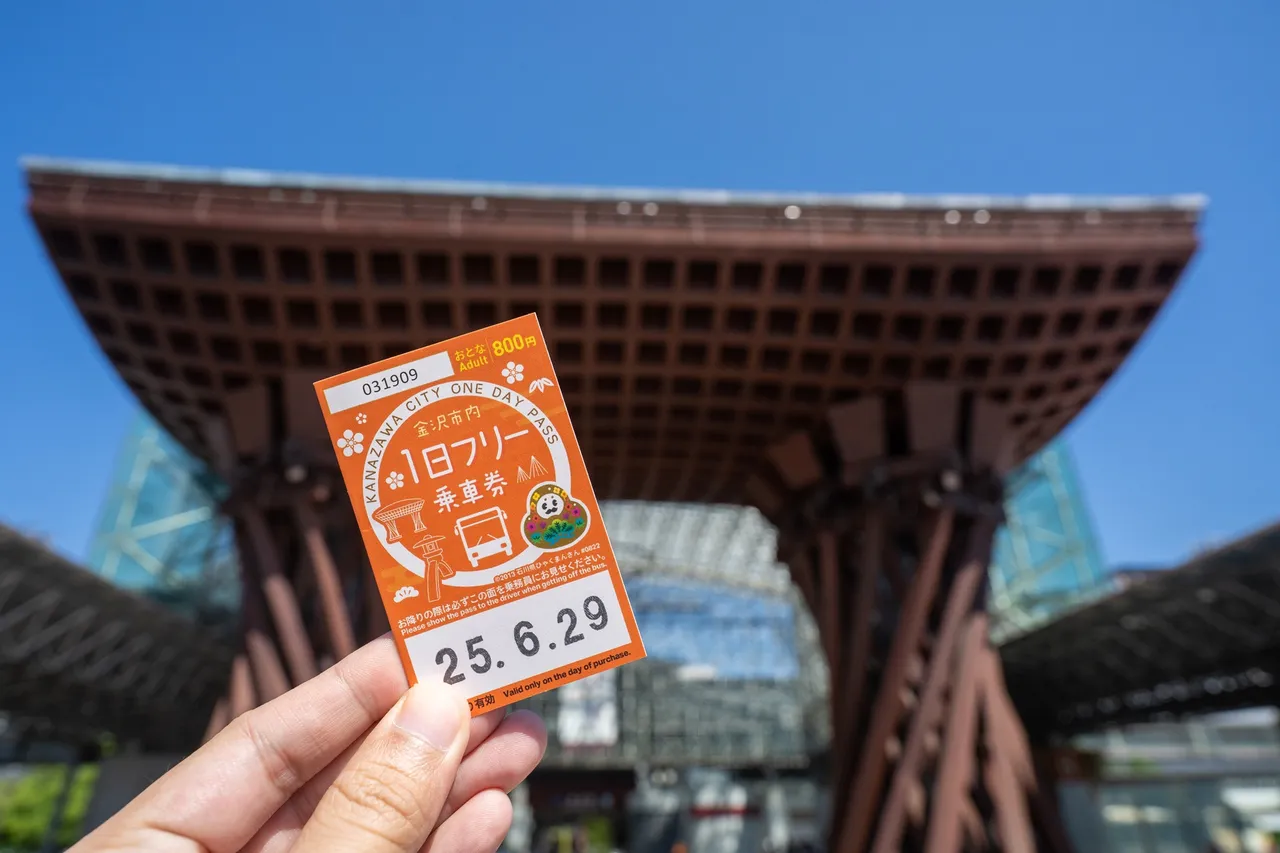 北陆铁道也提供金泽市内公车一日通票,可无限次搭乘循环与路线巴士,串联东茶屋街、兼六园、近江町市场等热门景点。业者提供