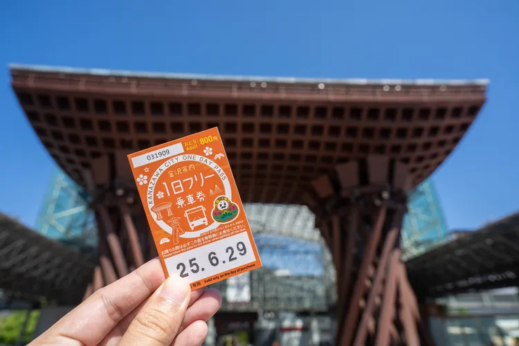 北陸鐵道也提供金澤市內公車一日通票，可無限次搭乘循環與路線巴士，串聯東茶屋街、兼六園、近江町市場等熱門景點。業者提供