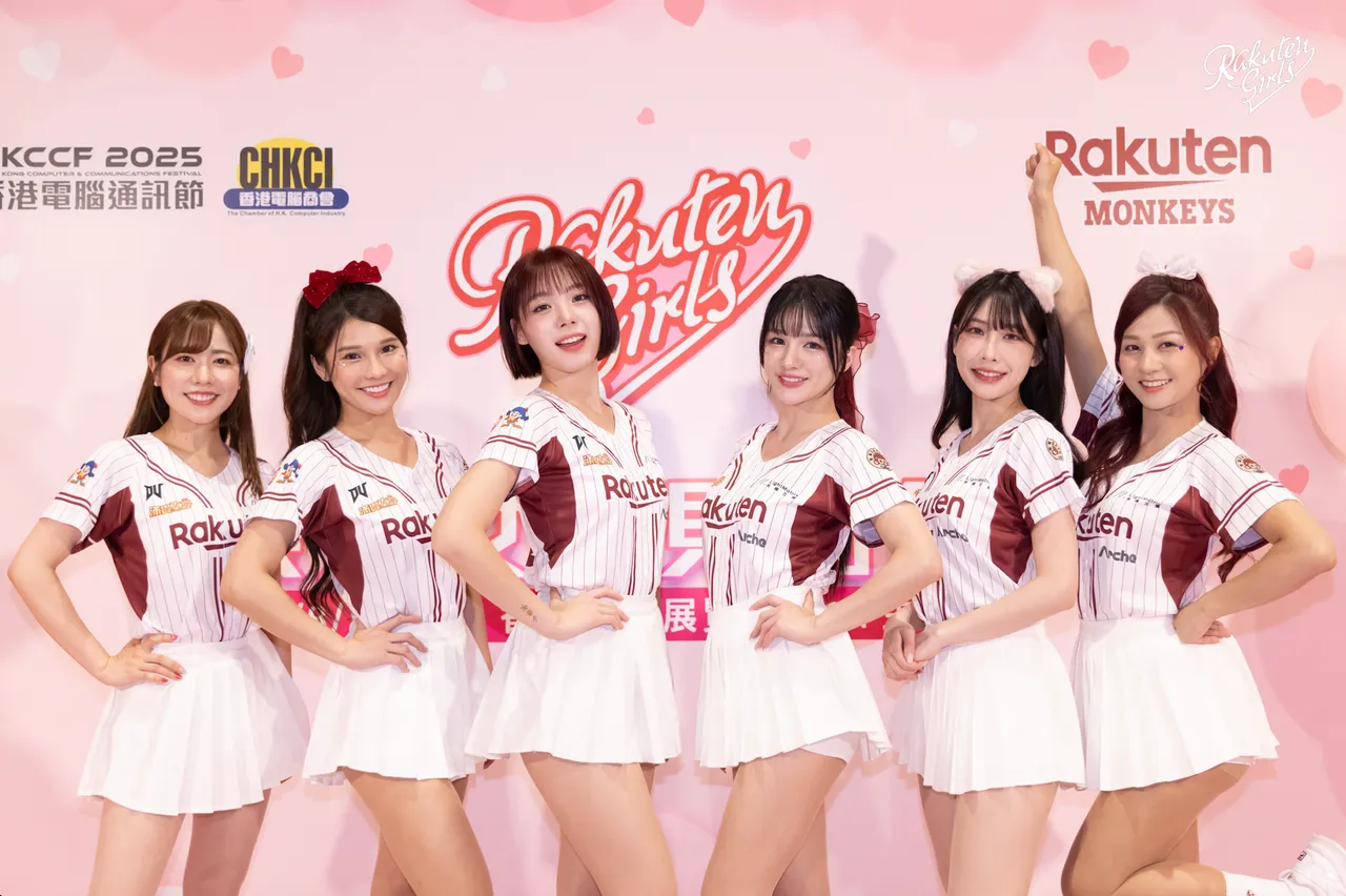女孩们合照。左起KAHO、琳妲、河智媛、岱萦、Kira、小紫。乐天桃猿提供